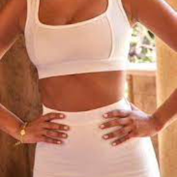 FIRST IN LINE RIBBED SCOOP NECK CROP TOP - Picture 3 of 3